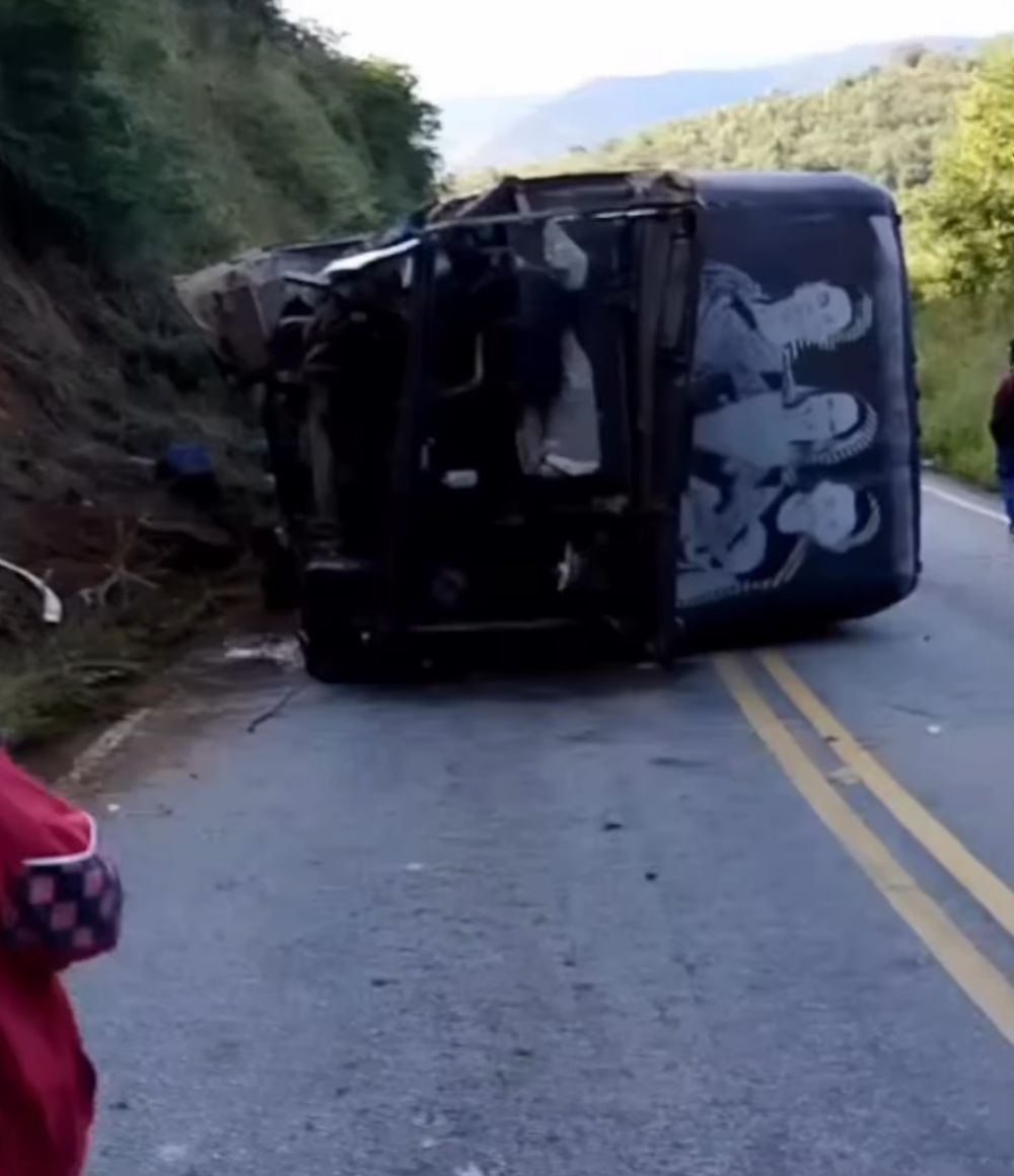 Acidente com ônibus da banda Coração Cigano deixa cinco feridos na BA-634
