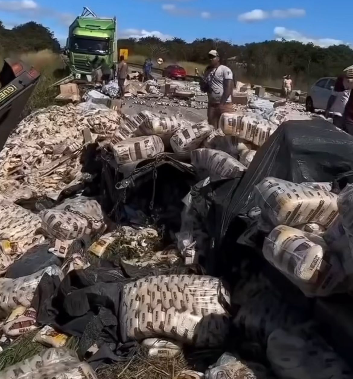 Carga é saqueada após acidente na BR-116, próximo a Cândido Sales