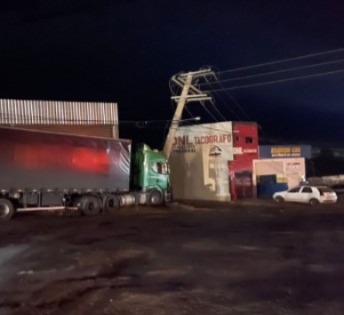 Acidente na BR-116 deixa parte de Poções sem energia elétrica