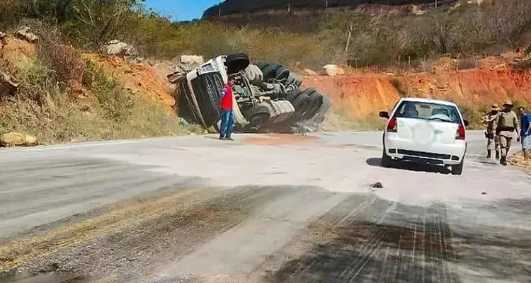 Acidente com carreta interdita parcialmente rodovia na Chapada Diamantina