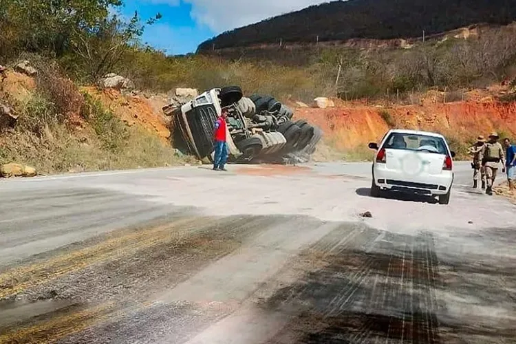 Acidente com carreta interdita parcialmente rodovia na Chapada Diamantina
