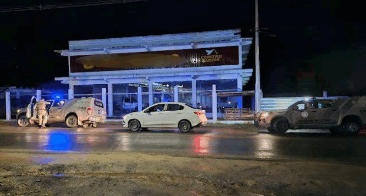 PM age rápido e prende trio suspeito de homicídio em Ipiaú; armas, drogas e carro roubado foram apreendidos