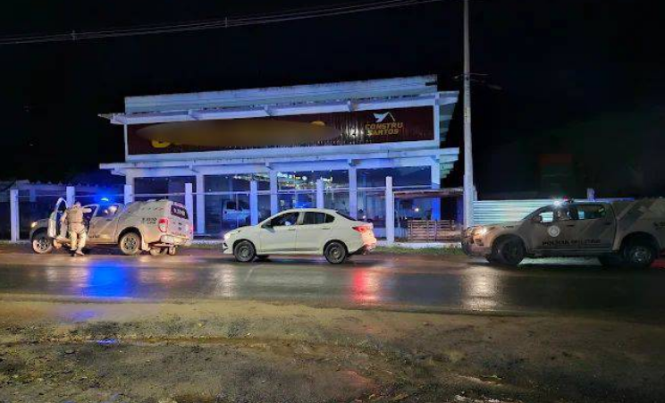 PM age rápido e prende trio suspeito de homicídio em Ipiaú; armas, drogas e carro roubado foram apreendidos