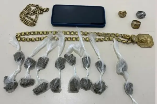 Polícia apreende drogas com suspeito durante patrulhamento no Bairro Brasil, em Vitória da Conquista