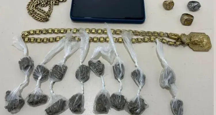 Polícia apreende drogas com suspeito durante patrulhamento no Bairro Brasil, em Vitória da Conquista