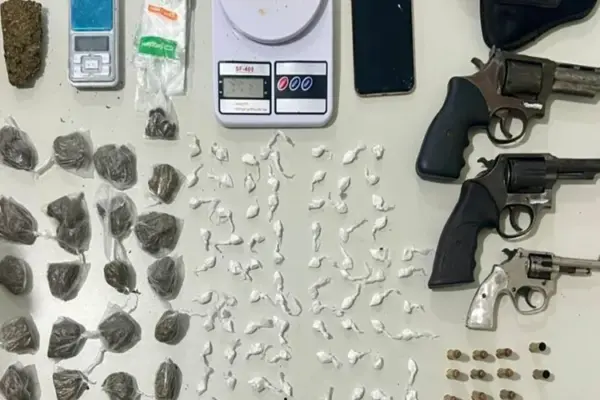 Ação da PM em Vitória da Conquista resulta na apreensão de armas e drogas no bairro Morada Real