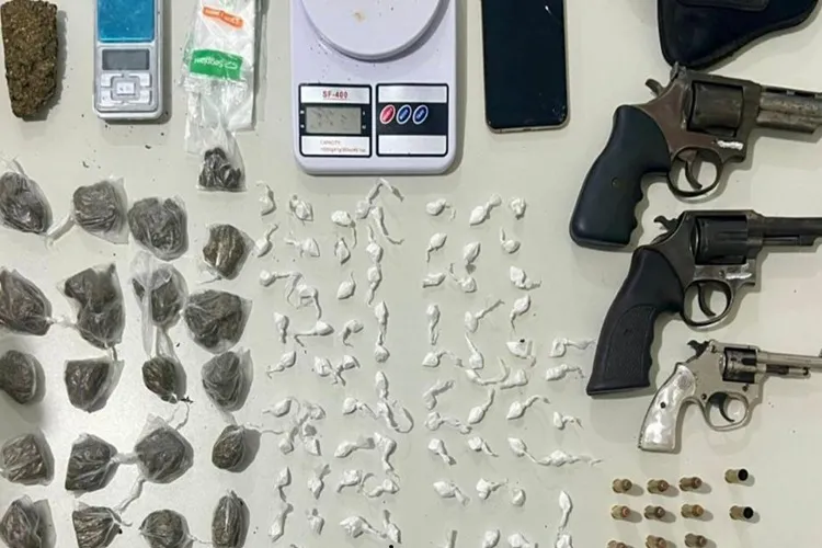 Ação da PM em Vitória da Conquista resulta na apreensão de armas e drogas no bairro Morada Real