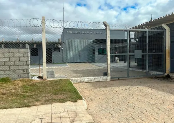 Homem preso por agressão à ex-companheira é liberado após audiência de custódia por superlotação carcerária em Brumado