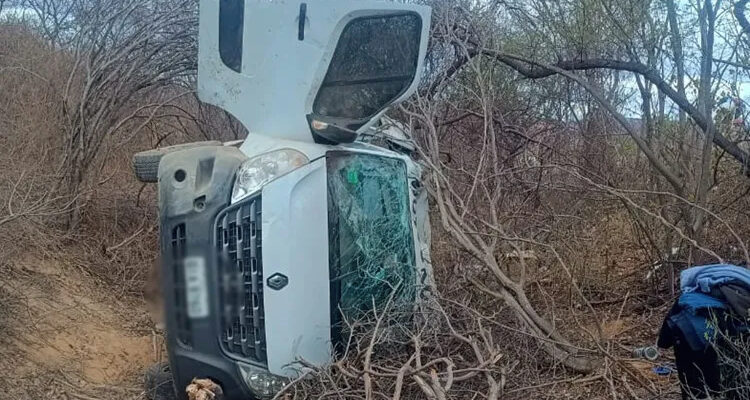 Van com atletas mirins tomba na BR-030, em Brumado; vítimas escapam com ferimentos leves