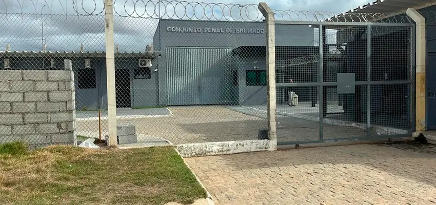 Homem preso por agressão à ex-companheira é liberado após audiência de custódia por superlotação carcerária em Brumado