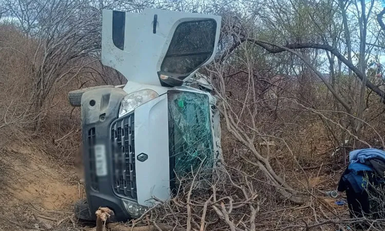Van com atletas mirins tomba na BR-030, em Brumado; vítimas escapam com ferimentos leves