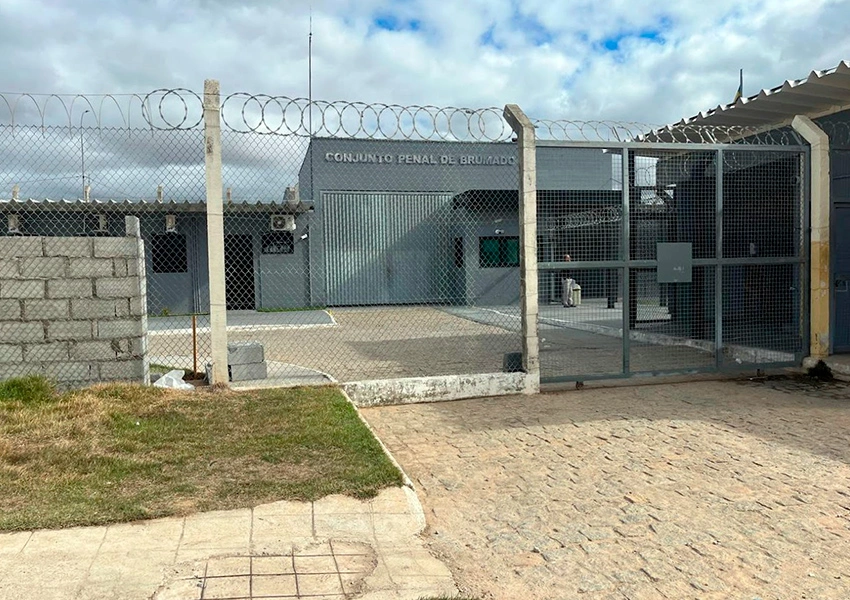 Homem preso por agressão à ex-companheira é liberado após audiência de custódia por superlotação carcerária em Brumado