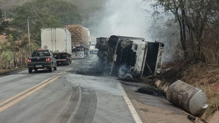 Carreta tomba e pega fogo na BR-030 em Caetité; motorista sofreu apenas ferimentos leves