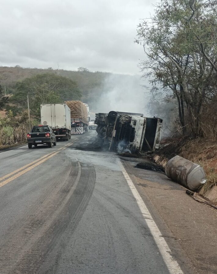 Carreta tomba e pega fogo na BR-030 em Caetité; motorista sofreu apenas ferimentos leves