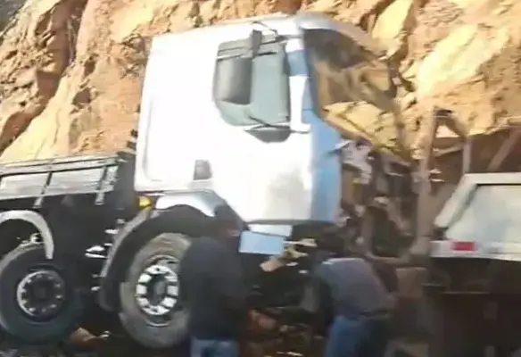 Carreta perde freios e motorista evita tragédia na “Curva do Cotovelo”, em Guanambi
