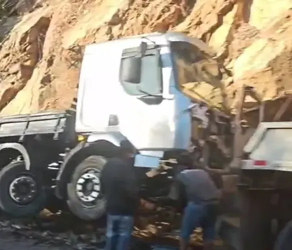 Carreta perde freios e motorista evita tragédia na “Curva do Cotovelo”, em Guanambi