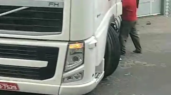 Carreta desgovernada causa pânico e atinge casas no bairro Guarani, em Vitória da Conquista