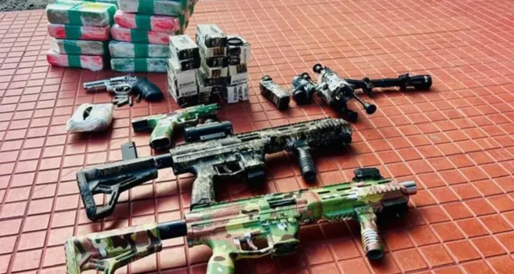 PRF apreende cocaína, armas, munições e granadas em ônibus interestadual durante fiscalização na BR-116, em Jequié (BA)