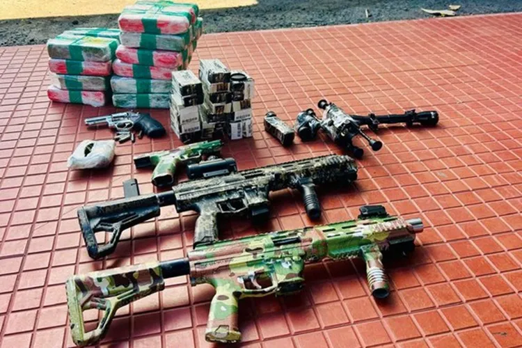 PRF apreende cocaína, armas, munições e granadas em ônibus interestadual durante fiscalização na BR-116, em Jequié (BA)