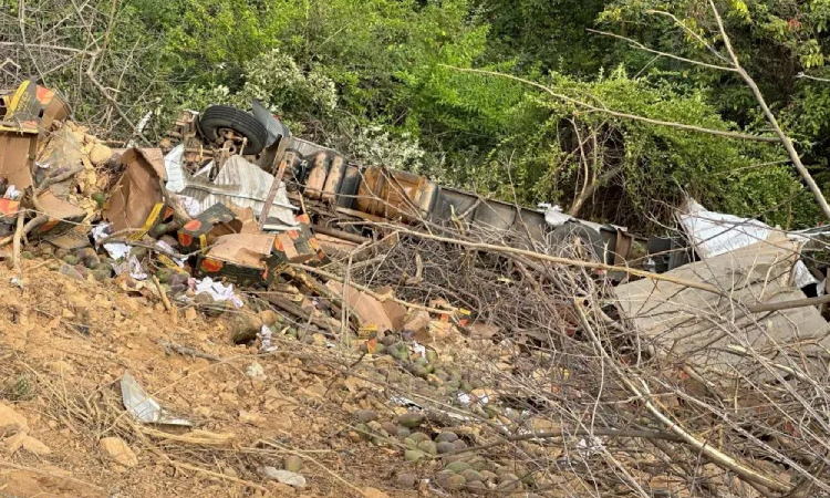 Caminhão carregado com mangas tomba na Serra das Almas, em Livramento