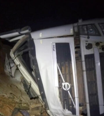 Motorista morre após carreta tombar em curva sinuosa na BA-026, em Maracás