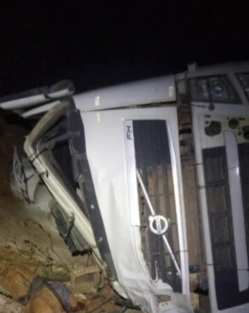 Motorista morre após carreta tombar em curva sinuosa na BA-026, em Maracás