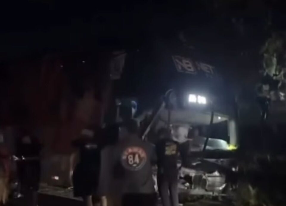 Grave acidente com carro e ônibus da banda de Netto Brito deixa mortos na BA-046