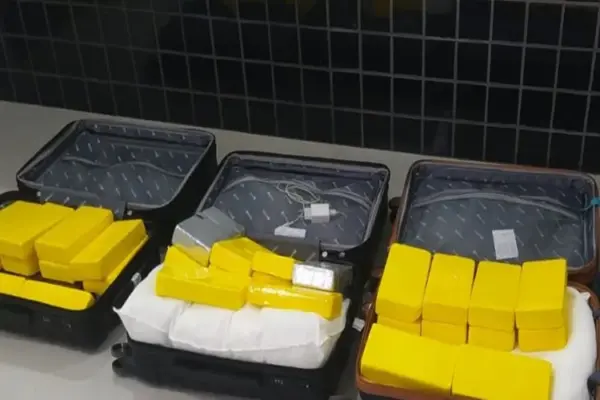 Polícia apreende drogas durante abordagem a ônibus em Vitória da Conquista
