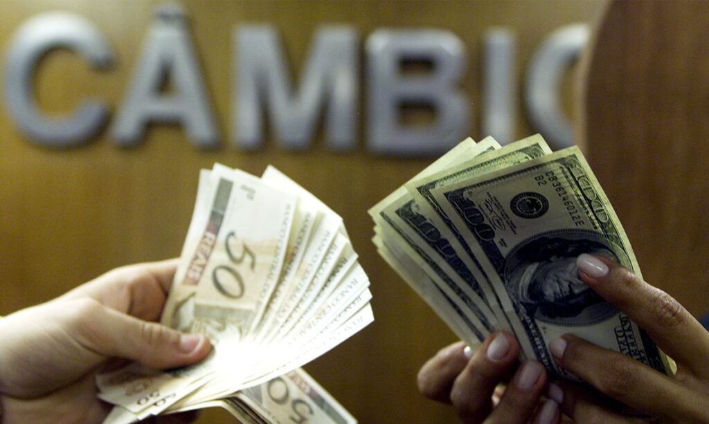 Dólar segue mercado internacional e sobe para R$ 5,43