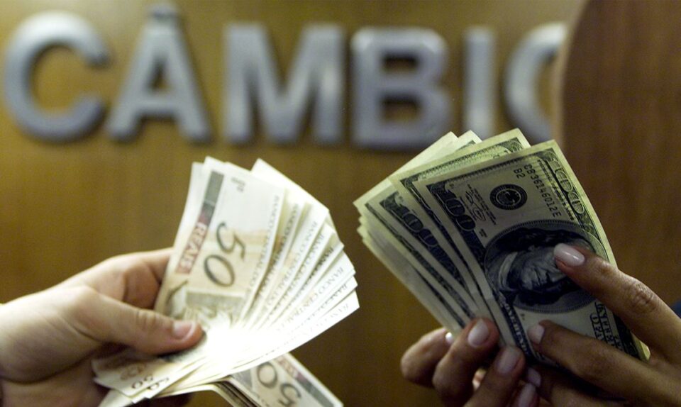 Dólar segue mercado internacional e sobe para R$ 5,43