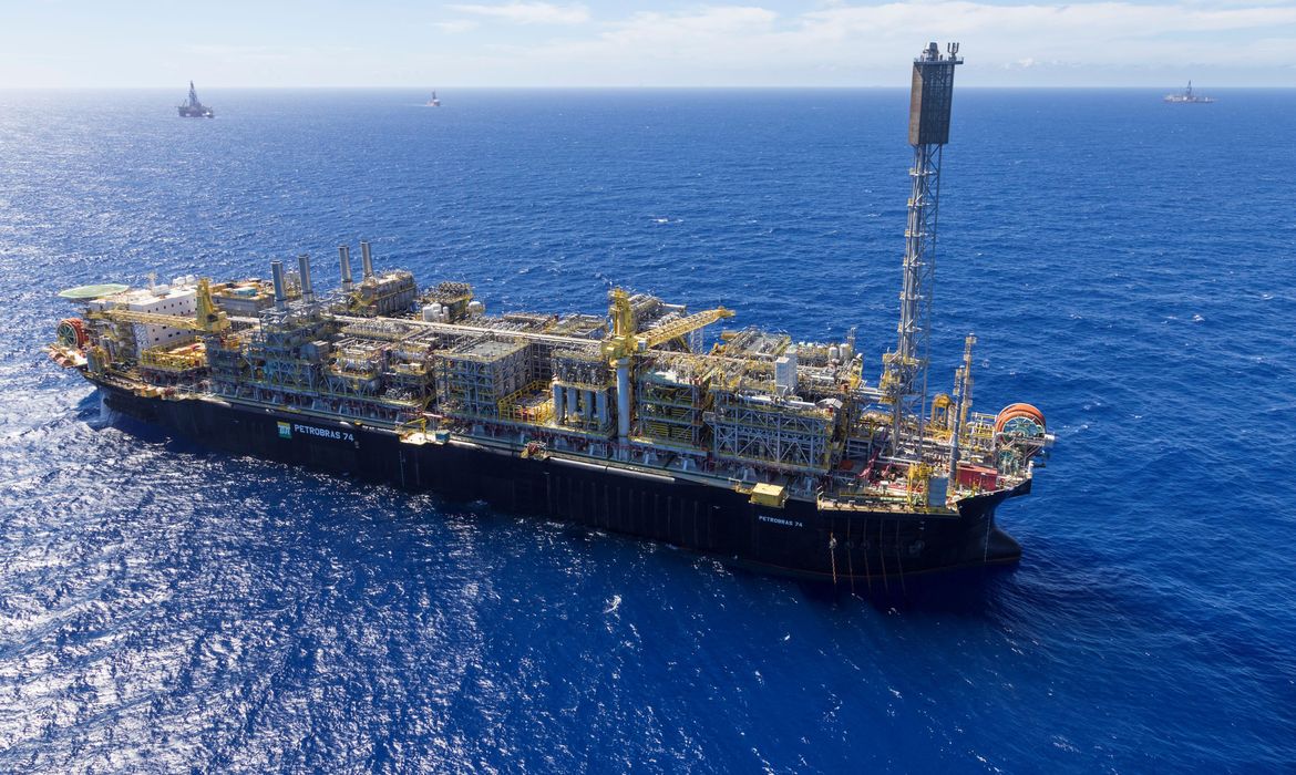 Áreas de jazidas do pré-sal serão leiloadas em dezembro