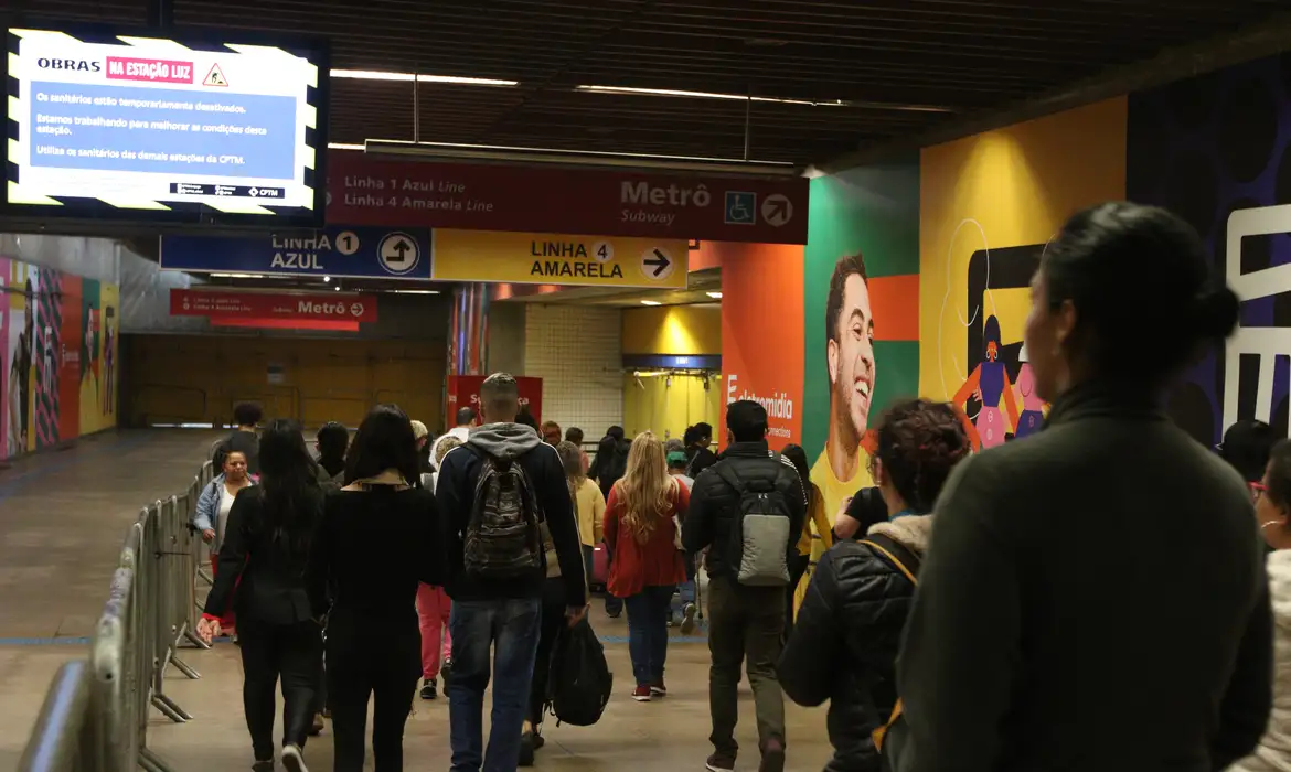 Falha em trem da CPTM lota estações em São Paulo nesta segunda 