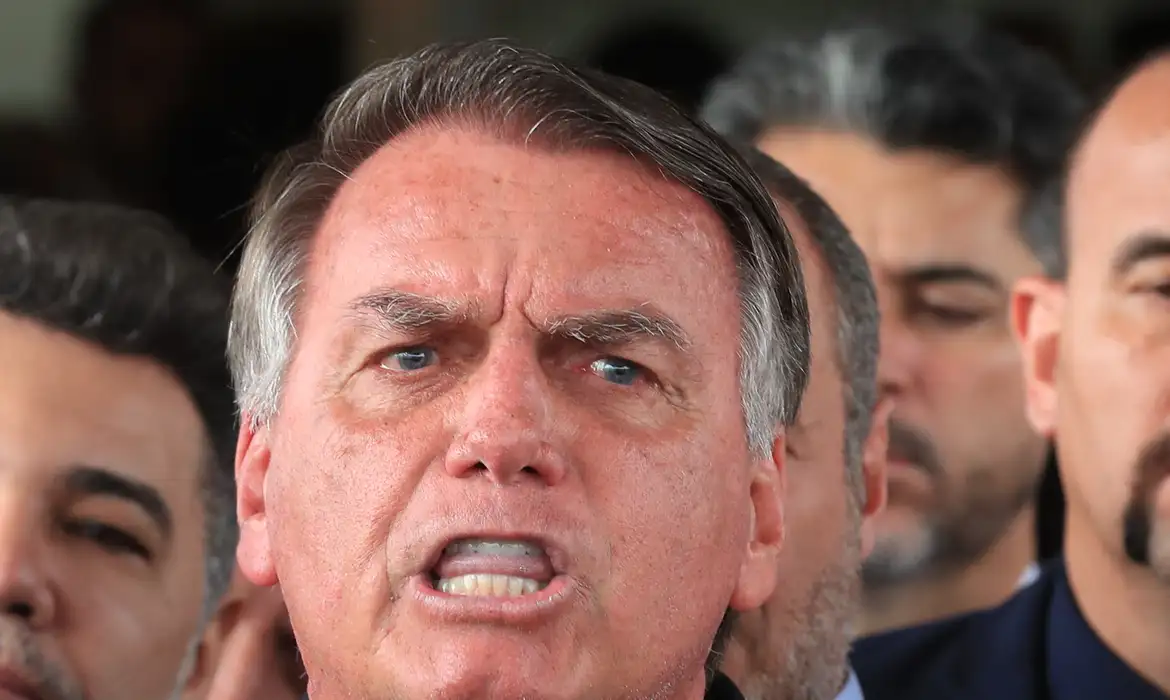 Exames de Bolsonaro indicam resquícios de inflamações pulmonares