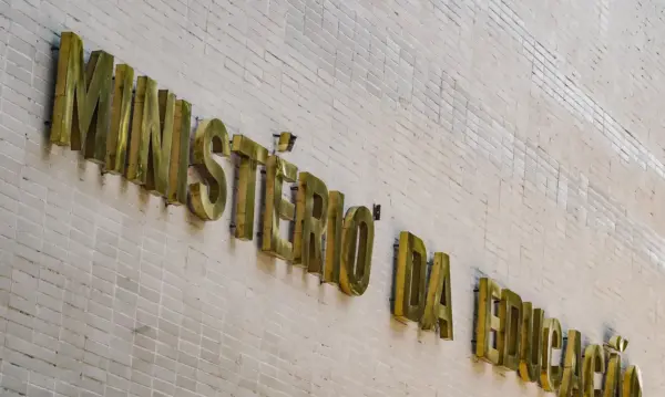 MEC lança curso de 180 horas para professores do ensino médio público