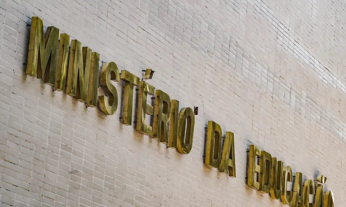 MEC lança curso de 180 horas para professores do ensino médio público