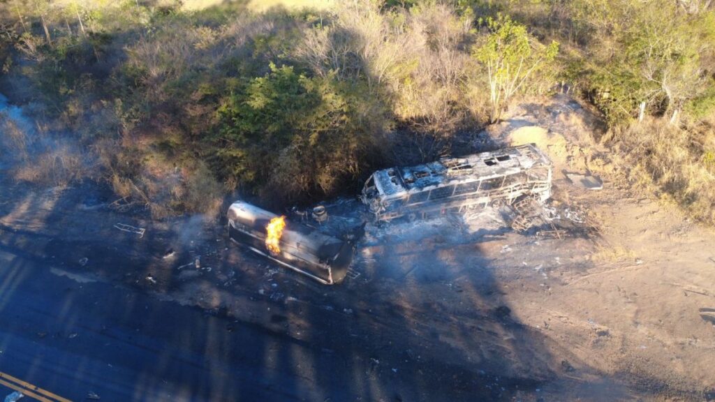 Imagens aéreas revelam destruição em acidente entre caminhão-tanque e ônibus em Cândido Sales