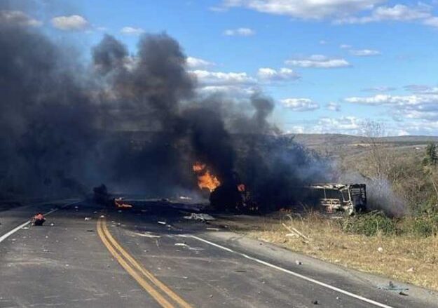 Colisão entre caminhão-tanque e ônibus deixa motorista morto na BR-116, em Cândido Sales