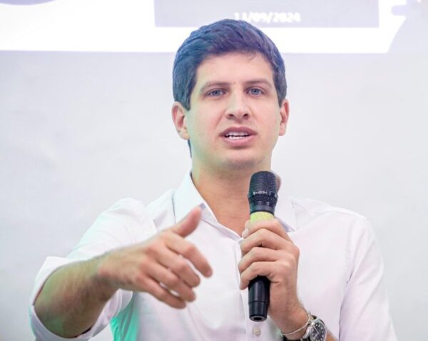 Quatro pessoas da mesma família são presas suspeitas de fraudar contratos de R$ 226 milhões da Prefeitura de Curitiba