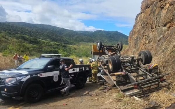 Acidente com caminhão de cavalos causa duas mortes na BR-634, entre Itambé e Ribeirão do Lago