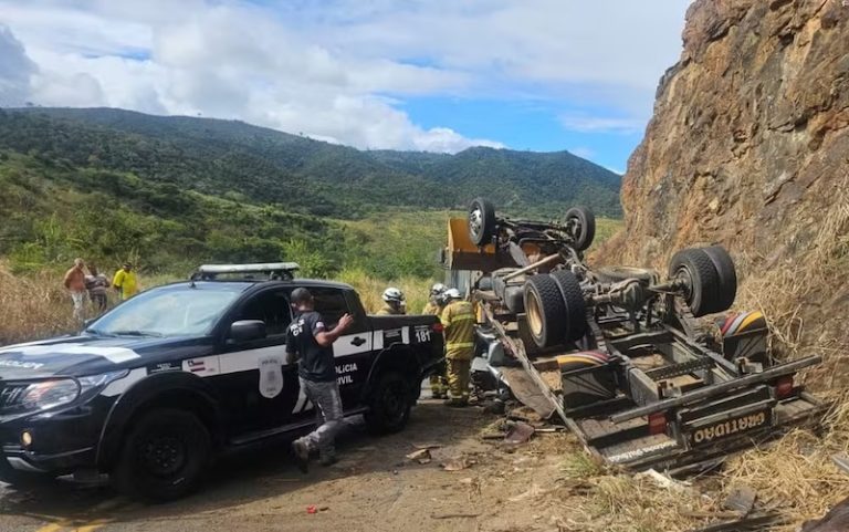 Acidente com caminhão de cavalos causa duas mortes na BR-634, entre Itambé e Ribeirão do Lago