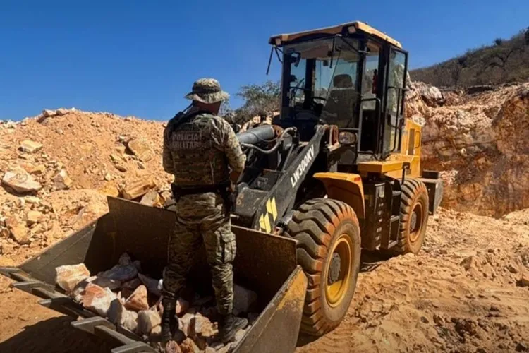 Garimpo clandestino com explosivos é descoberto na zona rural de Oliveira dos Brejinho