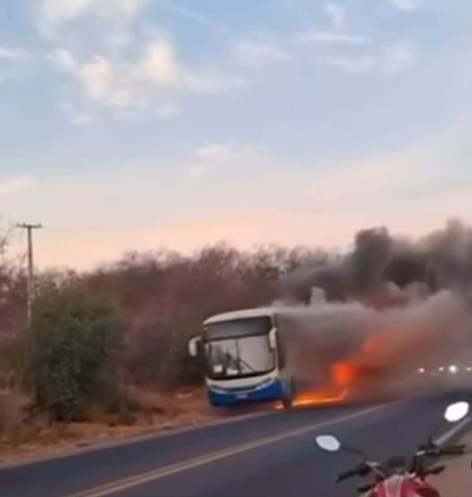 Chamas consomem ônibus no trecho Guanambi–Caetité da BR-030