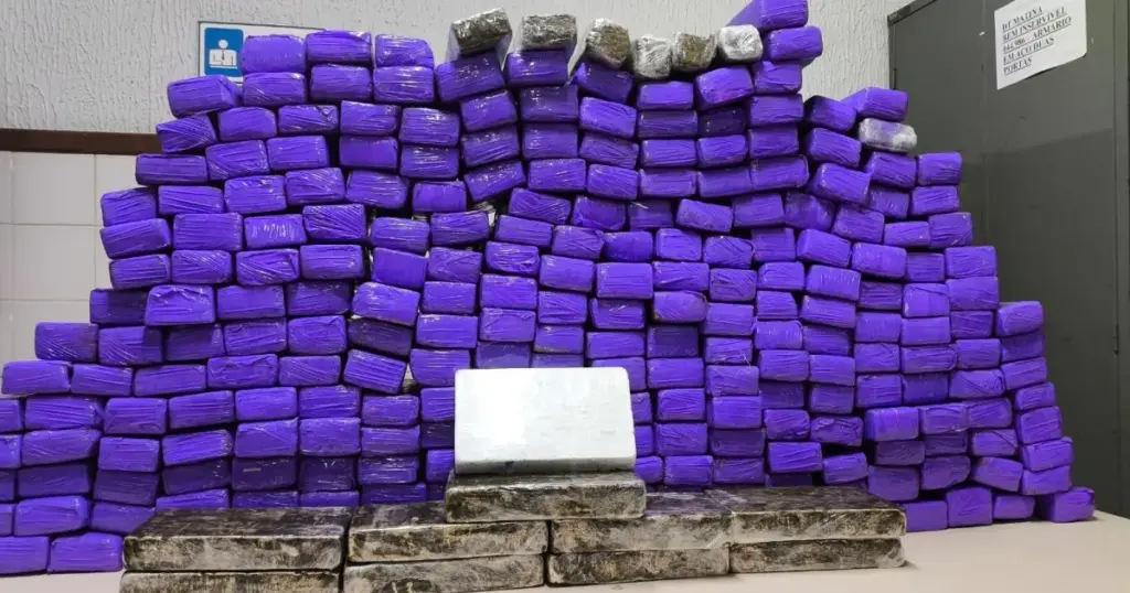 Polícia Rodoviária apreende 267 tabletes de drogas durante abordagem em Urandi