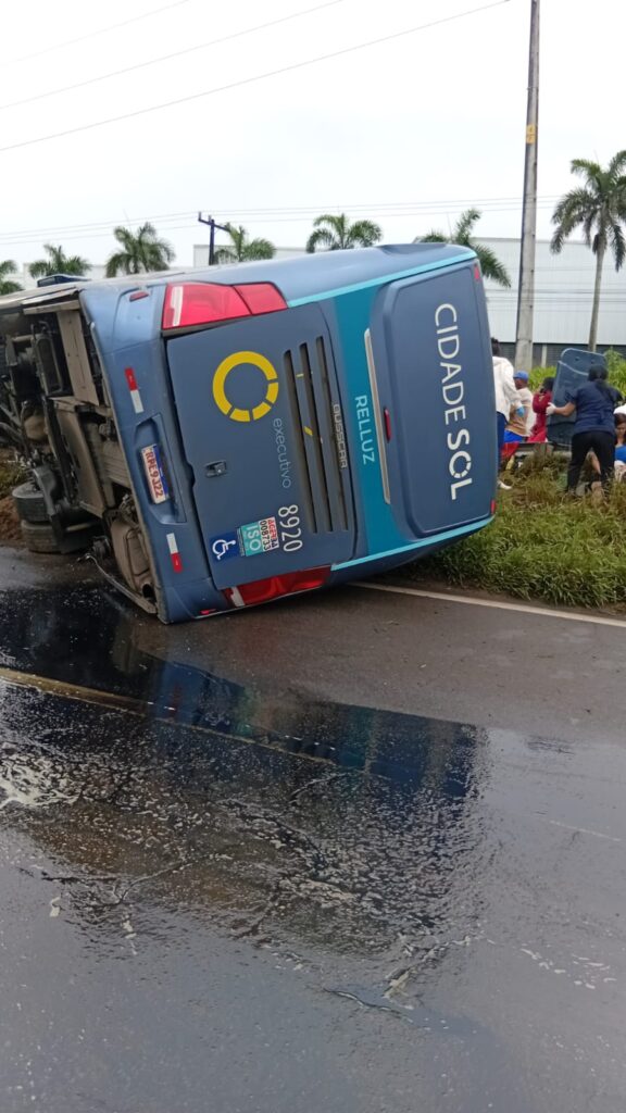 Ônibus tomba na BR-324 em Feira de Santana e deixa feridos