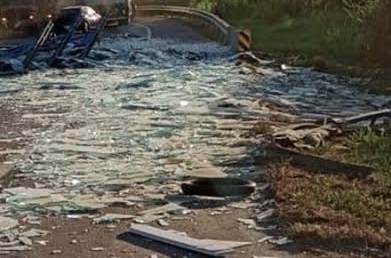 Caminhão tomba e espalha carga de vidro na BR-116 em Manoel Vitorino