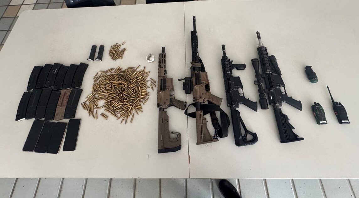 Operação policial resulta na apreensão de arsenal e drogas em Porto Seguro