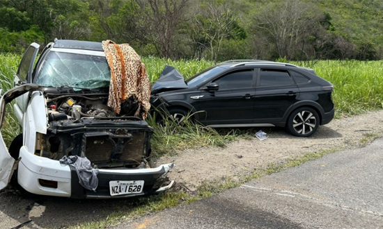 Acidente envolvendo três carros e carreta mata motorista na BR-116