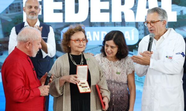 Pesquisadora Margareth Dalcolmo recebe medalha Oswaldo Cruz Pesquisadora Margareth Dalcolmo recebe medalha Oswaldo Cruz