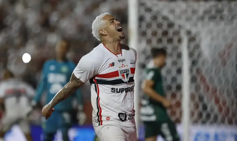 São Paulo vence Chapecoense e assume liderança isolada do Brasileiro