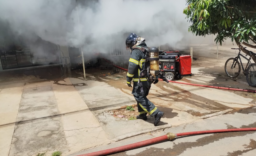 Incêndio em comércio de Luís Eduardo Magalhães gera mobilização do Corpo de Bombeiros